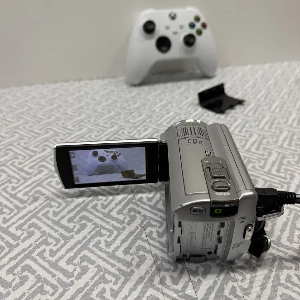 Sony Handycam DCR-SR68 80GB Camcorder Silver - For Parts/Repair - Blur On Zoom